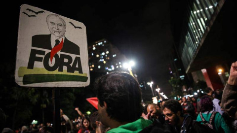 Manifestantes protestan contra el presidente de Brasil, Michael Temer en la avenida Paulista, en Sao Paulo. | FERNANDO BIZERRA (EFE)