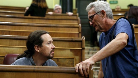 Pablo Iglesias charla con Diego Cañamero en el Congreso. | CHEMA MOYA (EFE)