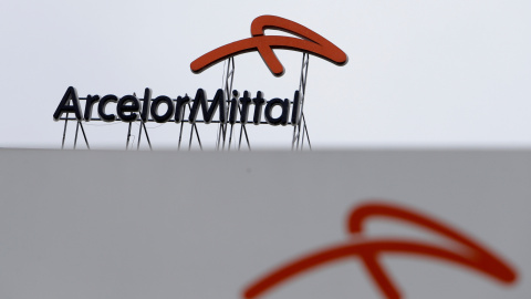 Logo de ArcelorMittal en la sede de la acería en Ostrava, República Checa. REUTERS/David W Cerny