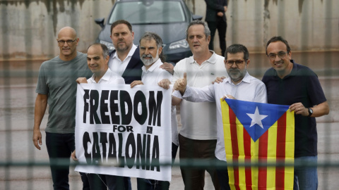 Raül Romeva (ERC), Jordi Turull (JxCat), Oriol Junqueras, Jordi Cuixart, Joaquim Forn (PDeCAT), Jordi Sànchez y Josep Rull (JxCat) posan con una bandera de la estelada y un cartel en el que se lee: Freedom For Catalonia.