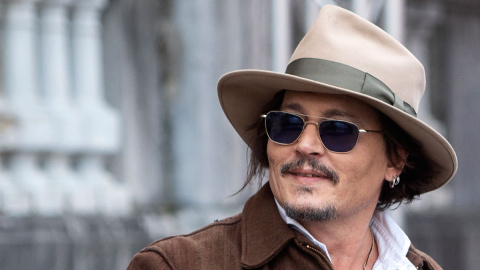  El actor Johnny Depp a su salida del hotel María Cristina, a 23 de septiembre de 2021, en San Sebastián, Euskadi (España).- EUROPA PRESS