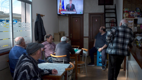 Varios clientes de un bar en Ourense siguen la comparecencia del presidente del Gobierno, Pedro Sánchez, en la que ha anunciado que a partir de este sábado se decretará el estado de alarma. EFE/Brais Lorenzo