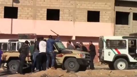 Captura del vídeo de la brutal agresión a ciudadanos saharauis en la ciudad de España, Sáhara Occidental.