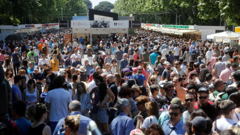 Miles de personas acuden este domingo a la 78ª Feria del Libro que se celebra en el Parque del Retiro de Madrid. EFE/Juan Carlos Hidalgo