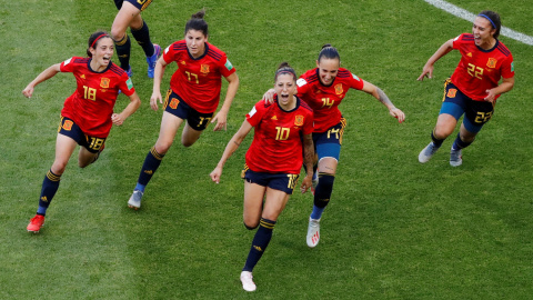 Las jugadoras de la selección española de fútbol femenino celebran su segundo gol contra Sudáfrica en la Copa del Mundo celebrada en Le Havre