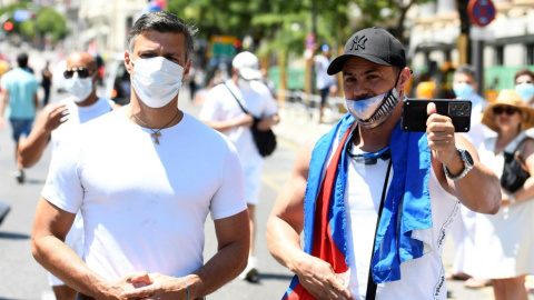  Dos personas de la protesta en Madrid en apoyo a Cuba / EFE