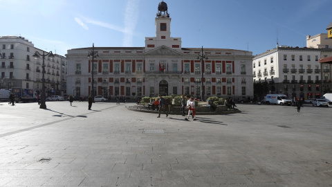 Vista general de la Puerta del Sol, este viernes, con poca afluencia de gente. La Comunidad de Madrid cerrará a partir de este sábado todos los establecimientos menos los comercios de alimentación y farmacias para evitar la propagación del coronavirus