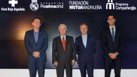 De iz. a der., Jaime Gregori, de Cruz Roja, Enrique Sánchez, vicepresidente ejecutivo de la Fundación Real Madrid, Lorenzo Cooklin, director general de la Fundación Mutua Madrileña, y el exfutbolista del eal Madrid Álvaro Arbeloa. E.P.