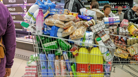 Un cliente llena su carrito con la compra en un supermercado. E.P./Jesús Hellín