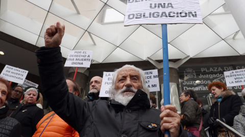 05/04/2019 - Concentración convocada por la asociación 'Derecho a Morir Dignamente' para pedir la regulación de la eutanasia en los Juzgados de Plaza de Castilla de Madrid. EFE / Kiko Huesca