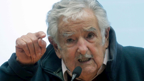 El expresidente uruguayo Pepe Mujica recibiendo el galardón en València. / EP