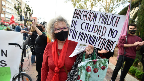  Una mujer participa en una concentración de la ‘Marea Verde’ frente a la Consejería de Educación de la Región de Murcia (España), a 25 de marzo de 2021.- EUROPA PRESS