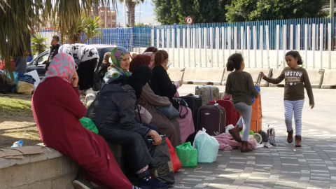 Varias personas atrapadas en el paso fronterizo de Beni Enza esperan la reapertura temporal de la frontera en Melilla para regresar a sus casas.- ROSA SOTO