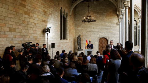 El presidente del Gobierno, Pedro Sánchez, atiende a los medios de comunicación tras la reunión con el presidente catalán, Quim Torra, en el Palau de la Generalitat. EFE/Quique Garcia