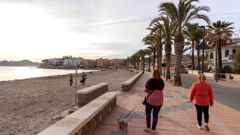 MUR03. ÁGUILAS, (MURCIA), 12/03/2020.- Mujeres pasean a sus perros en el paseo marítimo de la playa de Calabardina, Águilas, Murcia, este jueves. La Federación de Municipios de la Región de Murcia (FMRM) ha instado a los madrileños que han decidido 