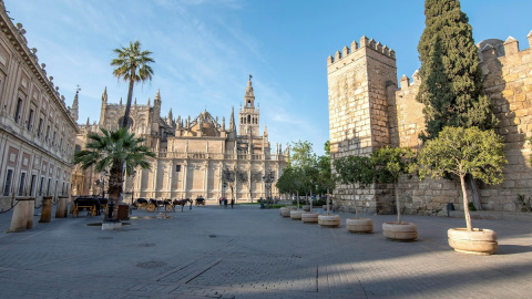 Las calles más turísticas y comerciales de Sevilla se han quedado casi desiertas con motivo de la crisis del coronavirus. En la foto, los aledaños de la Catedral y el Archivo de Indias. EFE/Raúl Caro