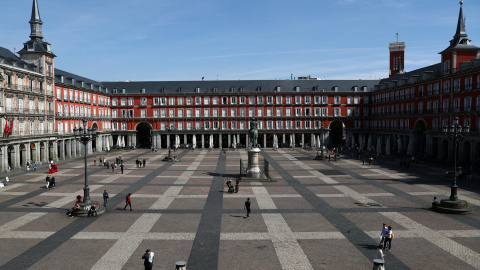 La Plaza Mayor este viernes vacía por la crisis del coronavirus. REUTERS/Sergio Perez