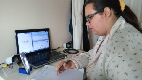 Marina realizando sus tareas durante el confinamiento.