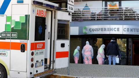 Personal sanitario junto al hotel Courtyard, en Roma, habilitado para alojar a pacientes. - EFE