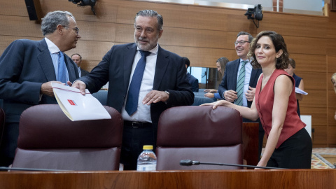 El consejero de Educación y portavoz del Gobierno regional, Enrique Ossorio, el de Presidencia, Justicia e Interior, Enrique López, y la presidenta de la Comunidad de Madrid, Isabel Díaz Ayuso, en un pleno de la Asamblea. E.P./Alberto Ortega