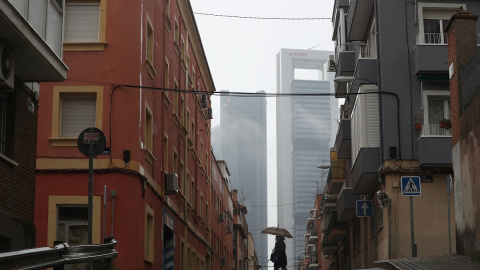 Una mujer pasea por las calles de Madrid, sin apenas tráfico por las restricciones de la emergencia del coronavirus./ Reuters-Susana Vera