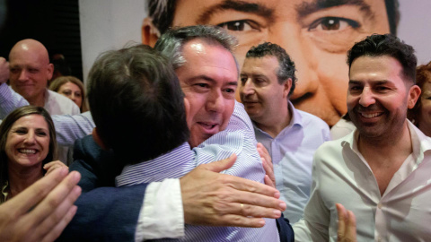  El candidato del PSOE a la presidencia de la Junta de Andalucía, Juan Espadas, abrazado por sus compañeros de partido antes de su comparecencia esta noche en un hotel de Sevilla para valorar los resultados de las elecciones de hoy domingo 19 de junio. 