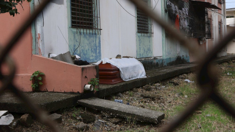 La fulminante propagación del coronavirus en la zona de Guayaquil, una de las ciudades del mundo más castigadas por el coronavirus per cápita, ha creado una situación de abandono de cadáveres que las autoridades tratan de resolver. EFE/ Juan Faustos