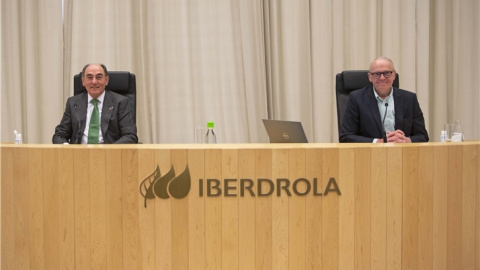 El presidente de Iberdrola Ignacio Galán, junto al secretario de la compañía eléctrica Julián Martínez-Simancas, durante la junta de accionistas, celebrada por vía telemática. EFE