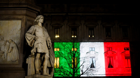 Imagen de una bandera italiana proyectada en Milán. REUTERS