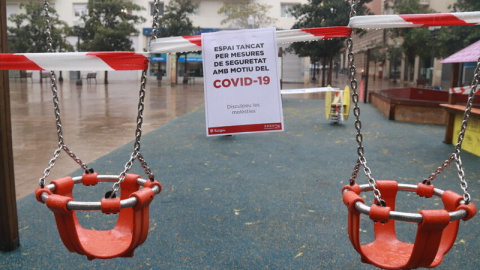 Un cartell anuncia el tancament d'un parc infantil, en una plaça de Tarragona.