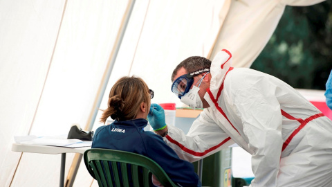 16/04/2020 .- Una mujer se hace un test rápido para detectar el COVID-19 en el centro sanitario Canal Salat, de Ciutadella, Menorca, EFE/David Arquimbau Sintes/Archivo