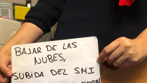  Un miembro de la tripulación de cabina reclama mejores condiciones laborales. - USO