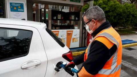 MADRID, 07/04/2020.- Un empleado de una gasolinera de Madridlena el depósito de un vehículo este martes, vigésima cuarta jornada desde que se decretase el estado de alarma para frenar la epidemia del coronavirus. EFE/Marisca