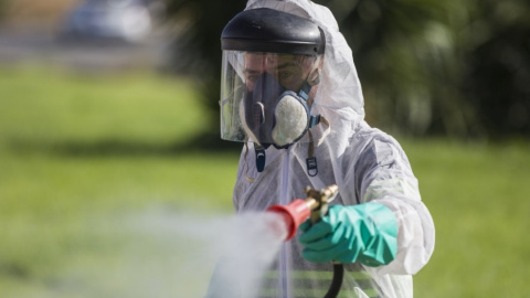 Un trabajador durante las labores de fumigación contra los mosquitos causantes del virus del Nilo en Coria del Río, Sevilla. – Mª José López / Europa Press / Archivo