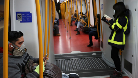 Un hombre en el metro de Madrid con una mascarilla. - REUTERS