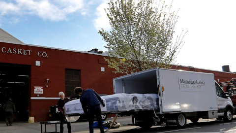 Trabajadores transportan ataúdes a una funeraria de Brooklyn. EFE