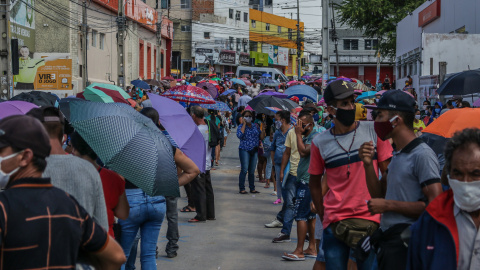 Brasileños aguardan su turno para registrarse en el programa de la Renta Básica Emergencial en Recife. ANDREA REGO BARROS/ PCR.