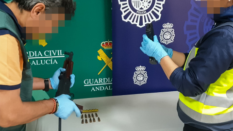 La Guardia Civil cada vez se topa con menos AK-47 como el de la imagen y más fusiles calibre OTAN entre los narcos. – Guardia Civil