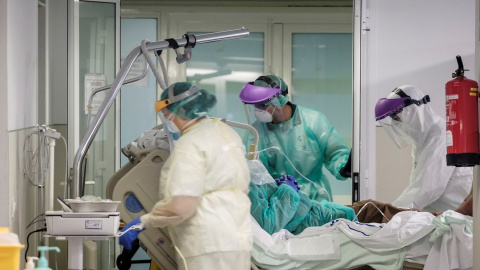 Sanitarios trabajan en un hospital de Gran Canaria. EFE/Ángel Medina G.