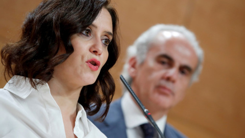 La presidenta de la Comunidad de Madrid, Isabel Díaz Ayuso, junto al consejero de Sanidad, Enrique Ruiz Escudero, durante una rueda de prensa. EFE/Javier Lizón/Archivo