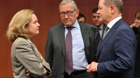 El director del MEDE,  Klaus Regling (c), entre la ministra de Economía, Nadia Calvino (i). y el titular alemán de Finanzas, Olaf Scholz (d), en una reunión del Eurogrupo, en Bruselas, en enero de 2019. AFP/Emmanuel Dunand