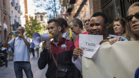 Migrantes protestan contra el colapso del sistema de citas ante la Oficina de Extranjería de Madrid. / JAIRO VARGAS