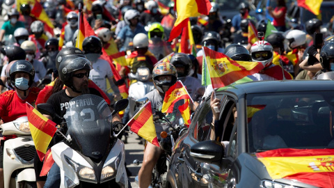 Numerosas personas participan este sábado en la “Caravana por España y su Libertad” que ha organizado Vox en Málaga para protestar por la gestión del Gobierno de España durante la crisis sanitaria del coronavirus (COVID-19). EFE/Daniel Pérez