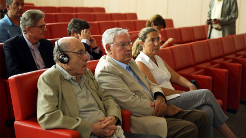 Félix Millet (i), Jordi Montulll (2d), su hija, Gemma Montull (d), Pedro Buenaventura (i-detrás) y Daniel Osàcar. (Foto: EFE)