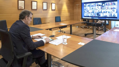 El presidente de la Xunta, Alberto Núñez Feijóo, durante la videoconferencia con el presidente del Gobierno, Pedro Sánchez, y los demás presidentes autonómicos para evaluar la situación ante el coronavirus, esta mañana en Santiago de Compostela. E