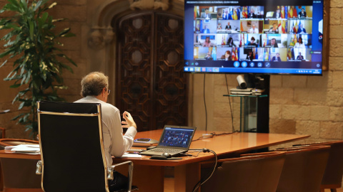 Quim Torra, en la videoconferència amb els presidents autonòmics i el president del Govern espanyol, Pedro Sánchez.  RUBÉN MORENO