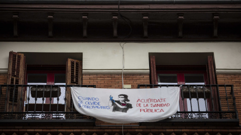 Una pacarta en la calle Toledo de Madrid pide apoyo a la sanidad pública también después de la pandemia.-JAIRO VARGAS