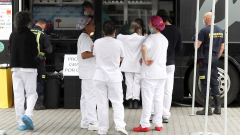 Sanitarios y trabajadores de los hospitales de campaña instalados en los pabellones 5 y 9 de Ifema, Madrid, para enfermos con coronavirus. EFE/Kiko Huesca.