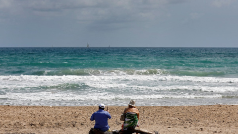 Una pareja en la playa de El Saler. EFE