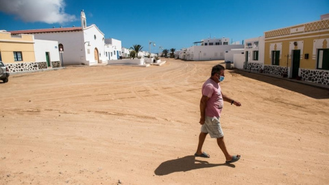 Un hombre con mascarilla pasea por La Graciosa, en una imagen de archivo. / EFE